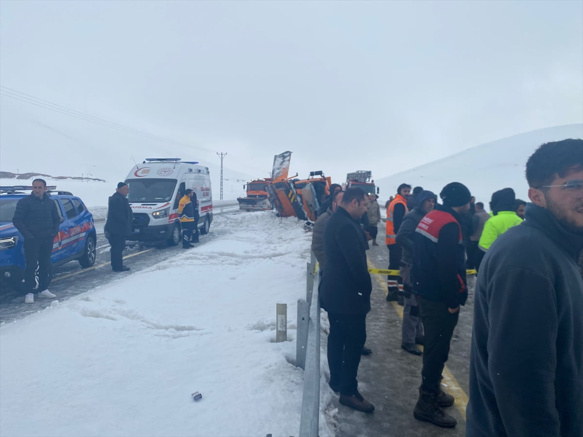 Van'ın Çaldıran ilçesinde kar küreme ve tuzlama aracının devrilmesi sonucu 2 kişi yaşamını...
