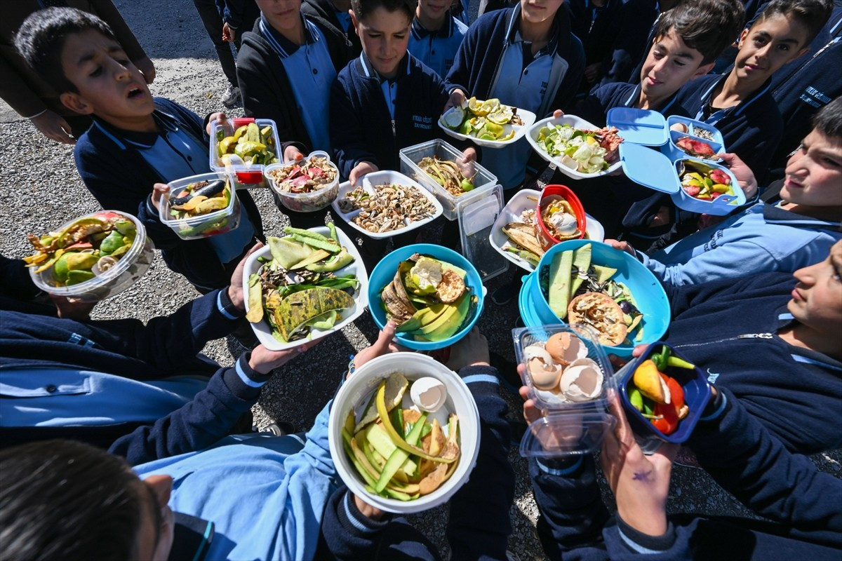 Van'ın Çaldıran ilçesinin İran sınırında bulunan ilk ve ortaokulda öğrencilere, çevre bilinci...