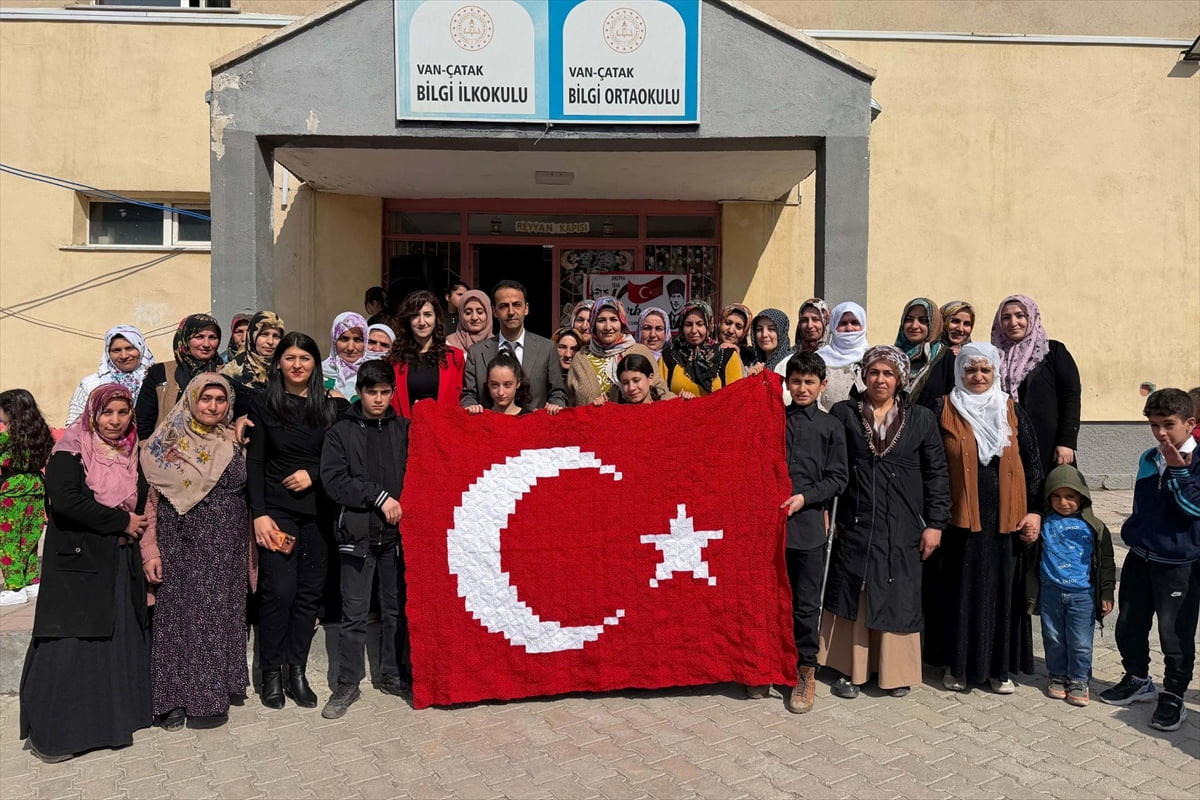 Van'ın Çatak ilçesinde bir araya gelen kadınlar, öğrenciler ve öğretmenler, ördükleri 510 parça...