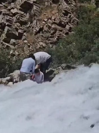 VAN'IN ÇATAK İLÇESİNDE BULUNAN KANİSPİ ŞELALESİ'NDE DENGESİNİ KAYBEDEREK AKINTININ ORTASINDA KALAN...