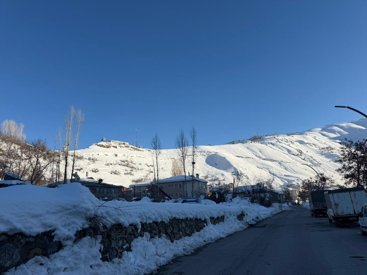 Van'ın Çatak ilçesinde çığ düşen bölgelerde ve ulaşımın tek şeritten kontrollü olarak sağlandığı...