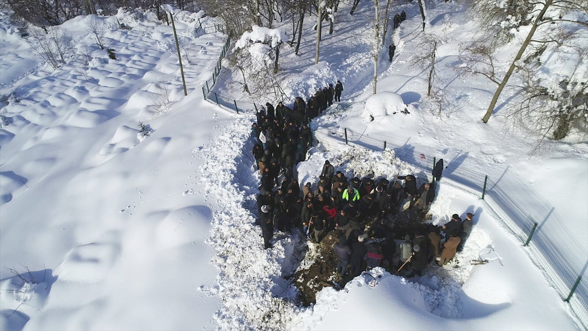 Van'ın Çatak ilçesinde çığ düşmesi sonucu hayatını kaybeden Gülnaz Bitik'in cenazesi toprağa...