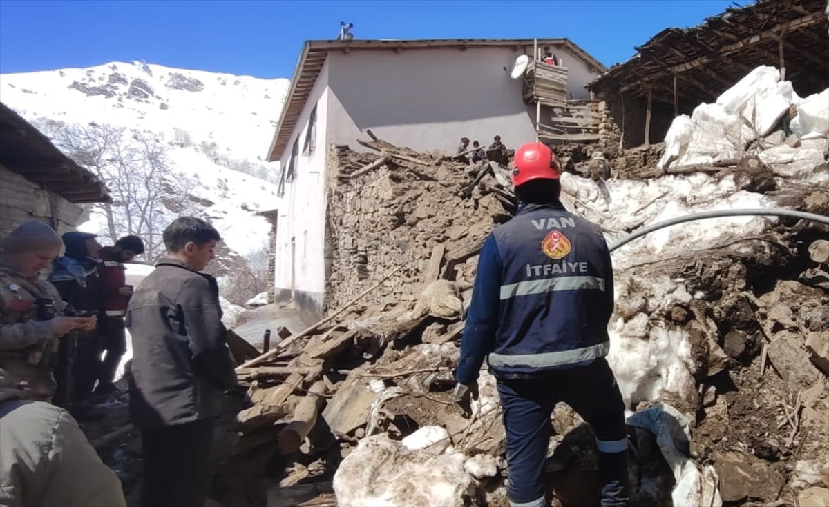  Van'ın Çatak ilçesinde çöken ağıl duvarının altında kalan kuzuların çıkarılması için çalışma...
