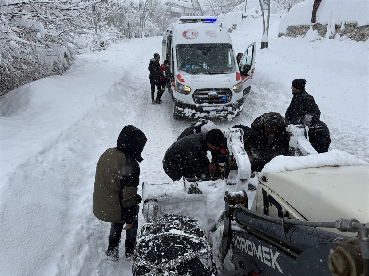 Van'ın Çatak ilçesinde düşen çığın altında kalan kadın yaralı olarak kurtarıldı. İhbar üzerine...