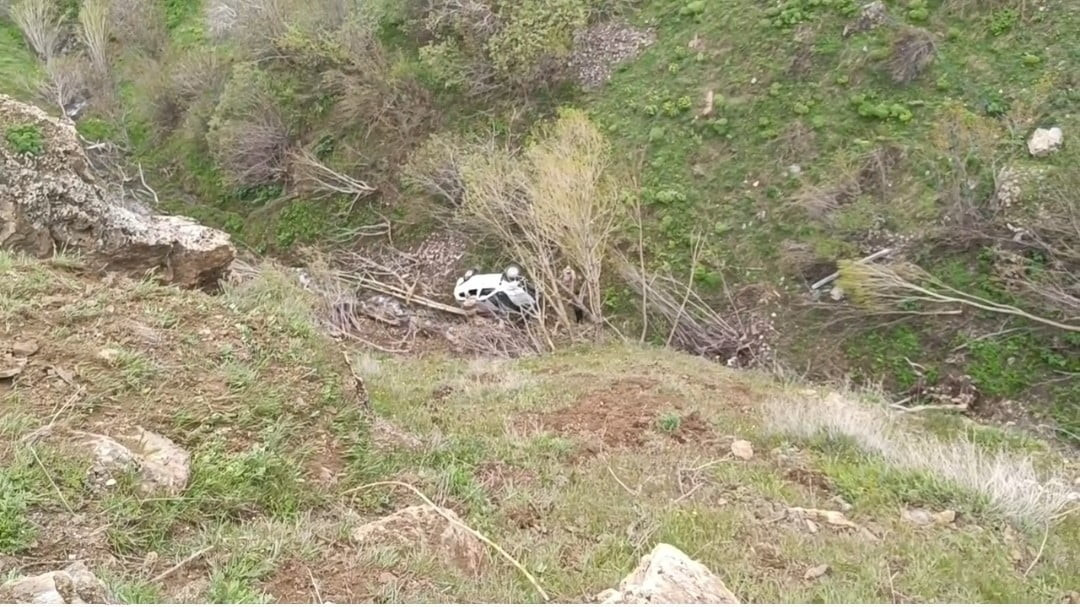 VAN'IN ÇATAK İLÇESİNDE KONTROLDEN ÇIKARAK UÇURUMA YUVARLANAN OTOMOBİLDE BULUNAN 5 JANDARMA...