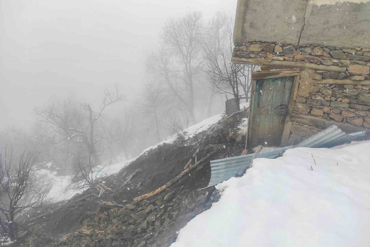 VAN'IN ÇATAK İLÇESİNDE MEYDANA GELEN TOPRAK KAYMASI SONUCU 2 KATLI BİR EVDE MADDİ HASARA YOL...
