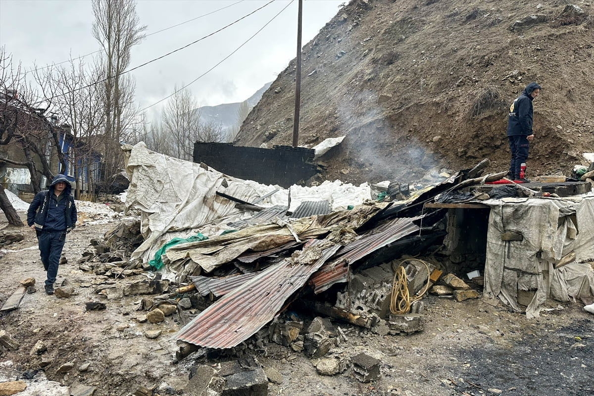 Van'ın Çatak ilçesinde toprak kayması sonucu çöken tandır evinin enkazı altında kalan kadın ile...