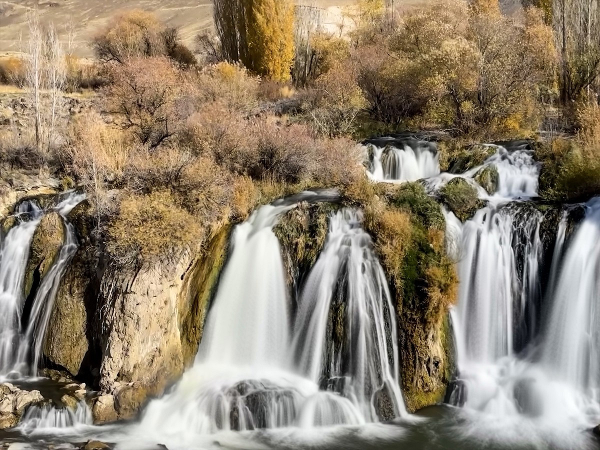 Van'ın doğal güzelliklerinden Muradiye Şelalesi, sonbahar renklerinin bir arada görülebildiği...