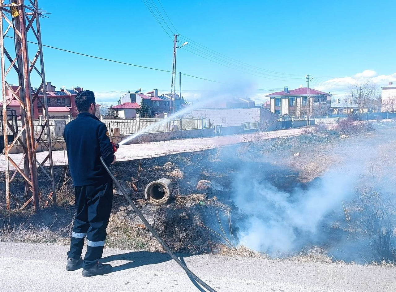 VAN'IN EDREMİT İLÇESİNDE ÇIKAN ANIZ YANGINI İTFAİYE EKİPLERİ TARAFINDAN SÖNDÜRÜLDÜ.