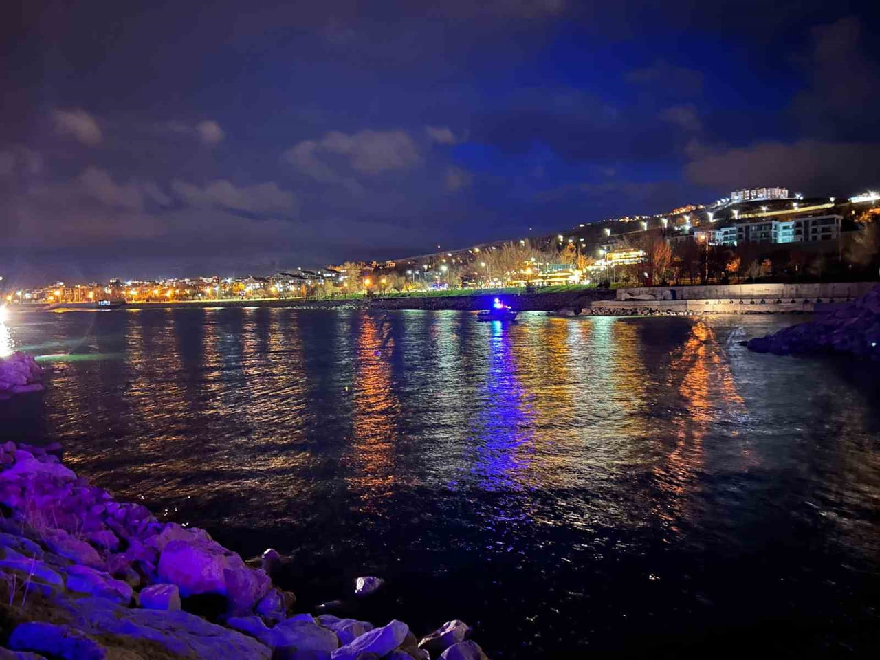 VAN'IN EDREMİT İLÇESİNDE GÖLE DÜŞEN BİR ŞAHIS İÇİN ARAMA KURTARMA ÇALIŞMALARI...