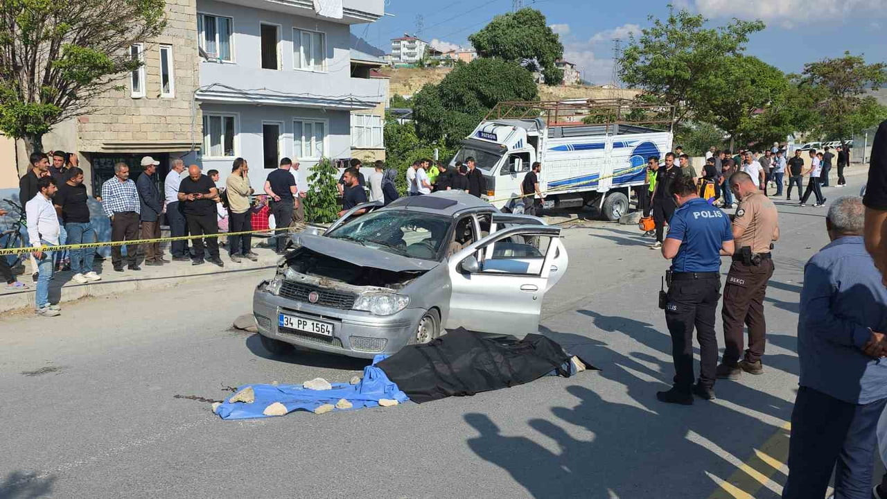 VAN'IN EDREMİT İLÇESİNDE OTOMOBİLİN KAMYONETLE ÇARPIŞMASI SONUCU 1 KİŞİ HAYATINI KAYBEDERKEN, 4...