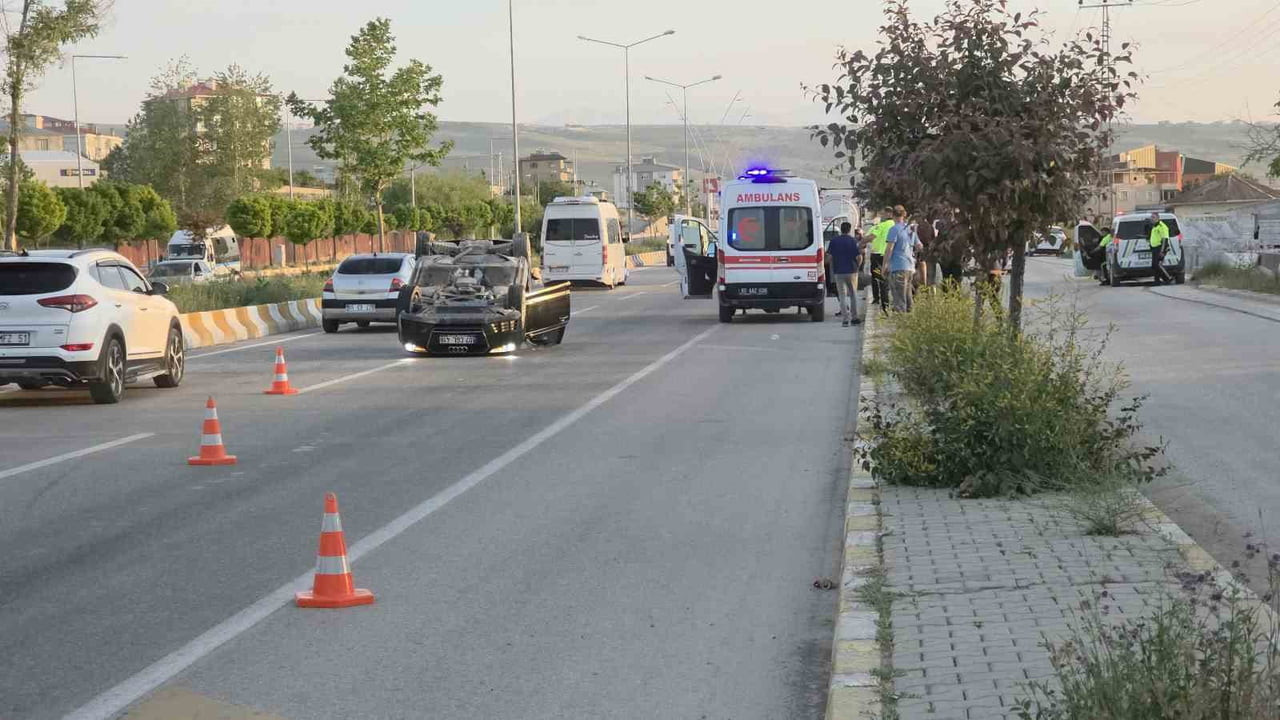 VAN'IN EDREMİT İLÇESİNDE OTOMOBİLİN TAKLA ATMASI SONUCU MEYDANA GELEN TRAFİK KAZADA 2 KİŞİ...