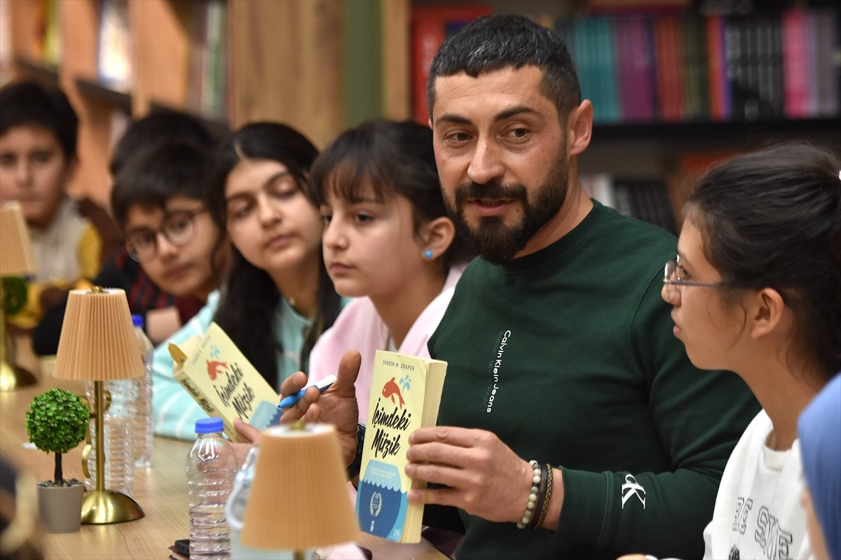 Van'ın Edremit ilçesindeki Salih Yıldız Ortaokulu'nda görevli öğretmenler, öğrencilerine okuma...