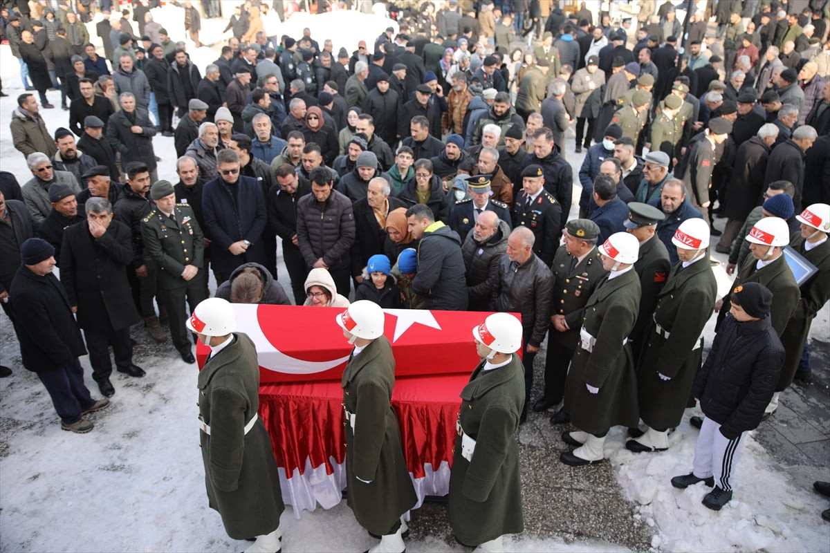 Van'ın Erciş ilçesinde 73 yaşında yaşamını yitiren Kıbrıs gazisi Mustafa Zorer'in cenazesi toprağa...