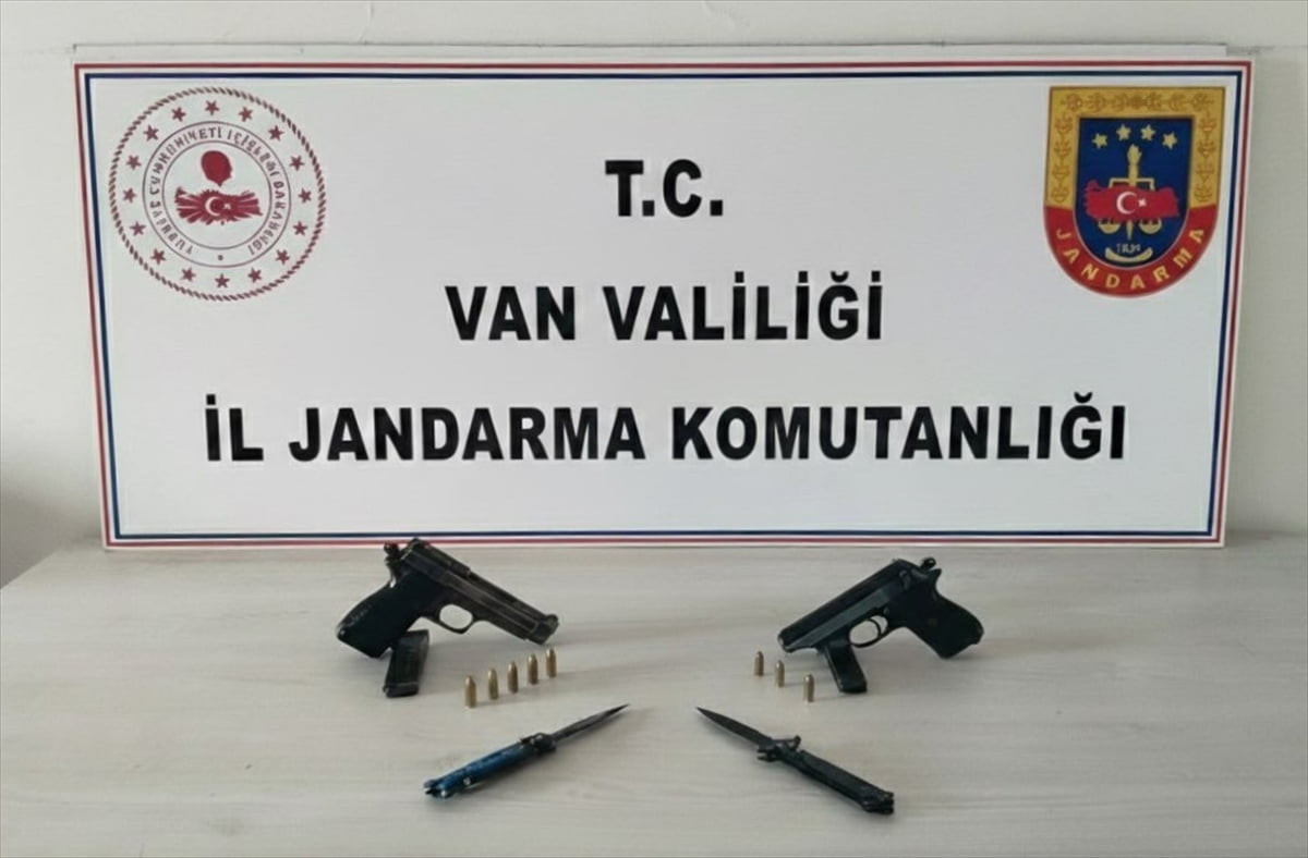 Van'ın Erciş ilçesinde bir ev ve eklentilerinde yapılan aramada 2 ruhsatsız tabanca, 2 şarjör, 8...