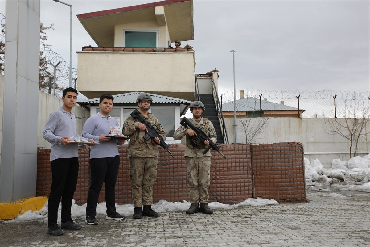 Van'ın Erciş ilçesinde bir grup öğrenci, "İyilik Nöbeti Projesi" kapsamında, jandarma ve polis...