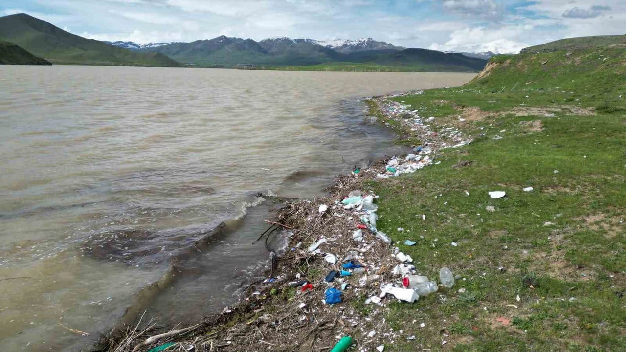 VAN'IN ERCİŞ İLÇESİNDE BULUNAN KOÇKÖPRÜ BARAJI, SORUMSUZ KİŞİLERCE ETRAFA ATILAN ÇÖP ATIKLARLA...