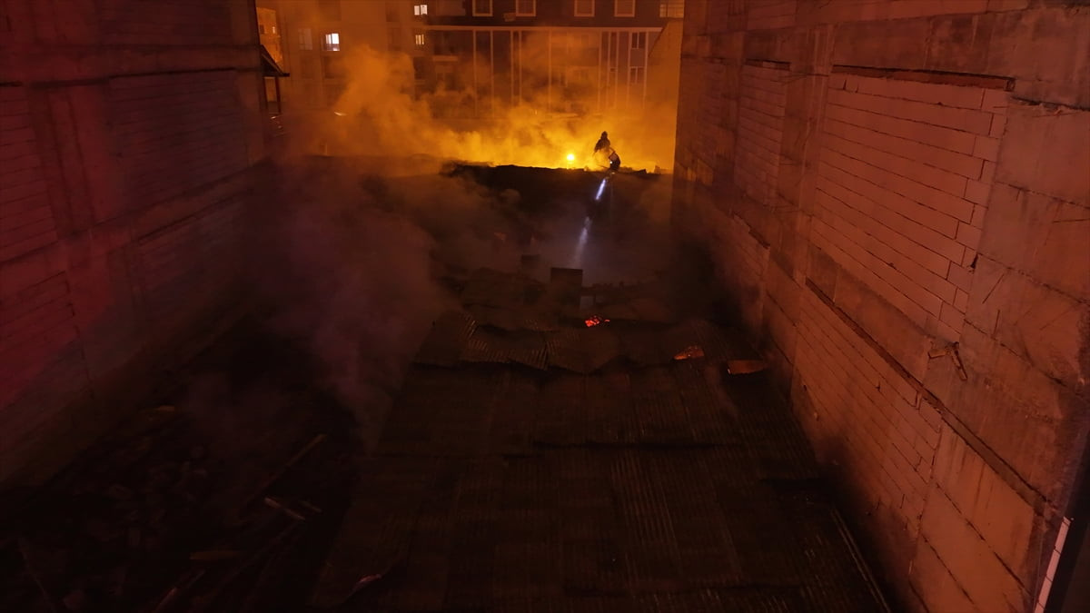 Van'ın Erciş ilçesinde çıkan yangında 5 iş yeri zarar gördü. Van Yolu Caddesi'ndeki bir iş yerinde...