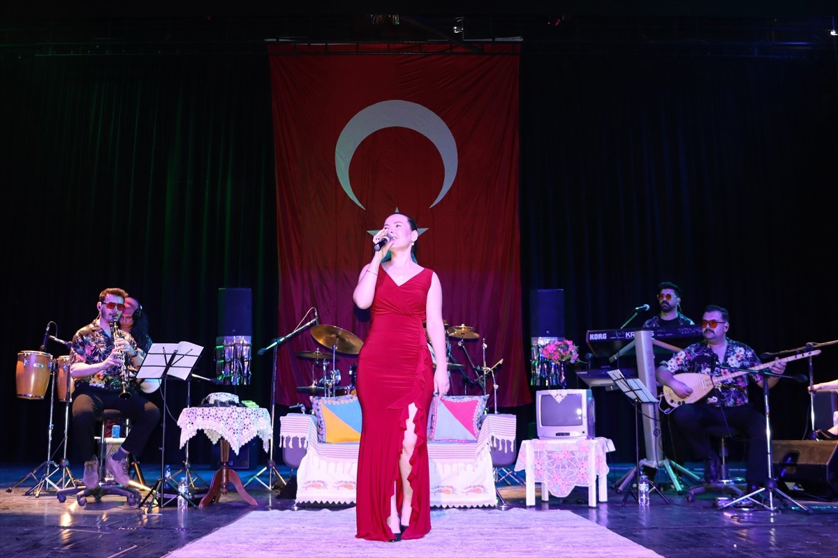 Van'ın Erciş ilçesinde de 24 Kasım Öğretmenler Günü dolayısıyla "90'lar Pop Konseri" düzenlendi....