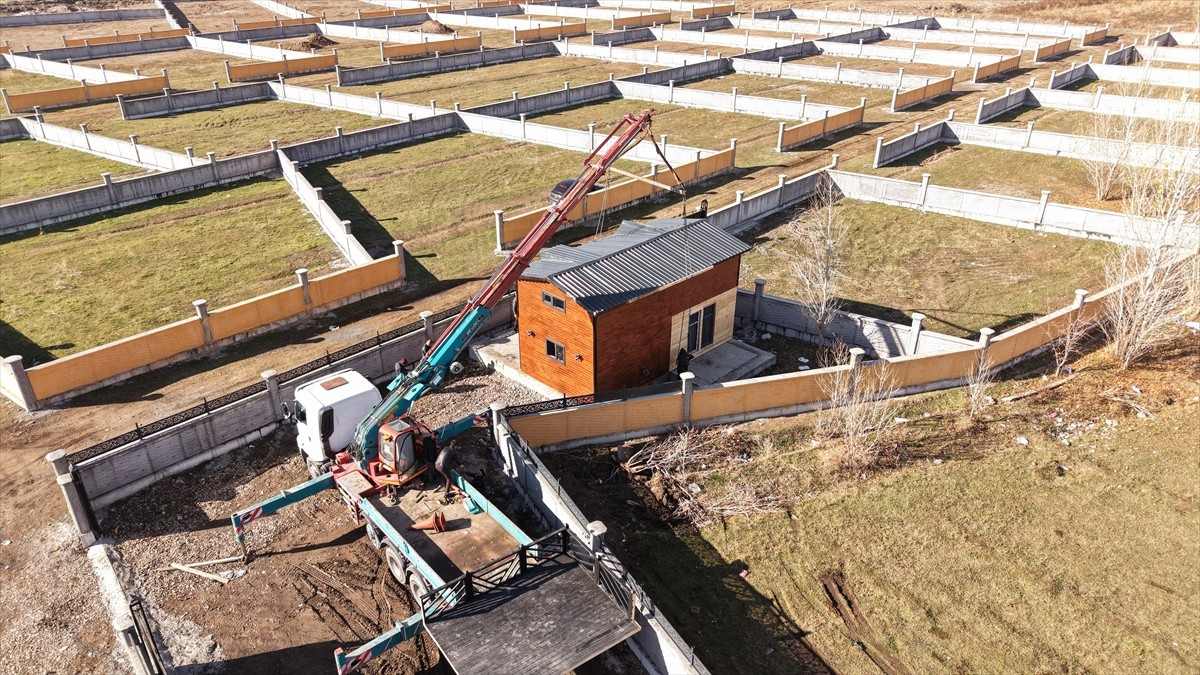 Van'ın Erciş ilçesinde Erhan ve Veysel Durmaz kardeşler, ürettikleri çevreyle uyumlu doğal ahşap...