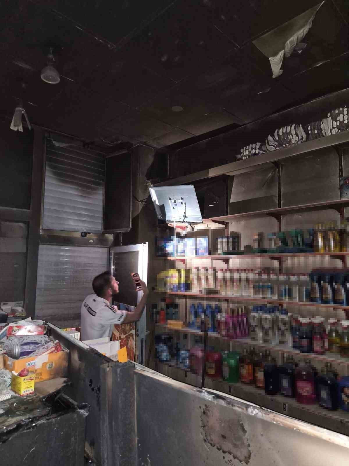 VAN'IN ERCİŞ İLÇESİNDE FAALİYET GÖSTEREN BİR DÜKKANDA ÇIKAN YANGIN, İTFAİYE EKİPLERİ TARAFINDAN...