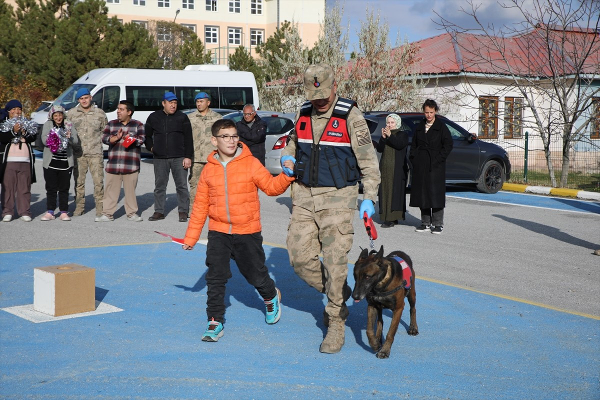 Van'ın Erciş ilçesinde jandarma ekiplerince özel gereksinimli bireyler için etkinlik düzenlendi....