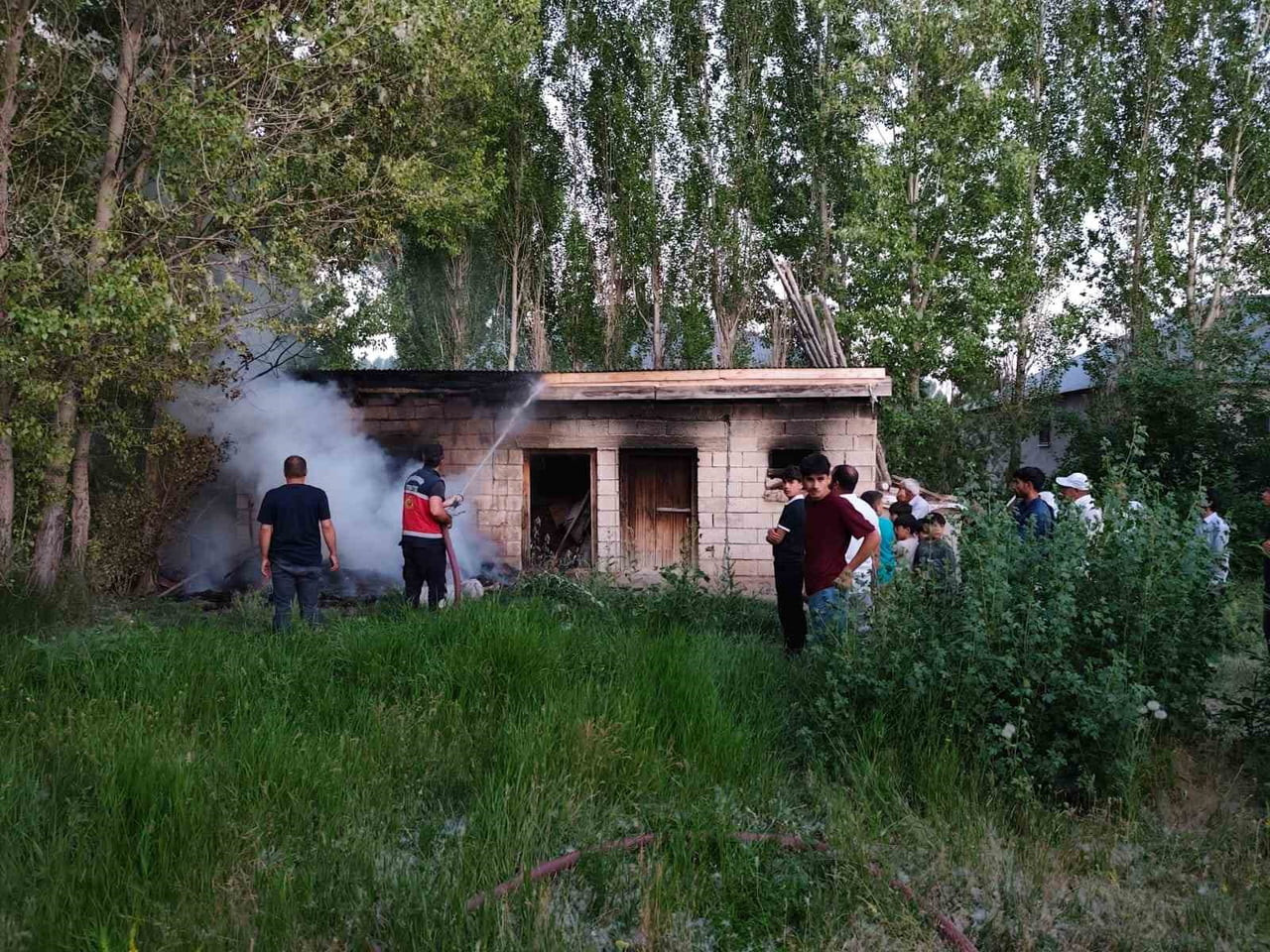 VAN'IN ERCİŞ İLÇESİNDE  ODUNLUKTA ÇIKAN YANGIN İTFAİYE EKİPLERİNCE SÖNDÜRÜLDÜ.
