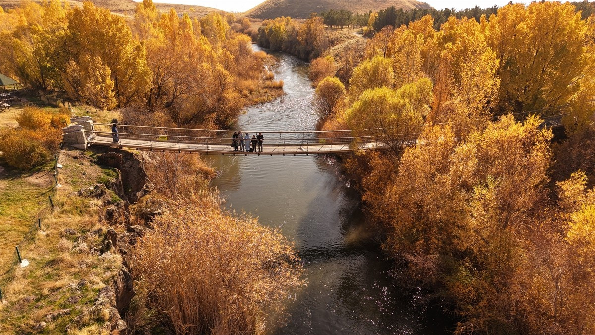 Van'ın Erciş ilçesinde sonbahar renkleriyle farklı bir güzelliğe bürünen İnci Kefali Tabiat Parkı...