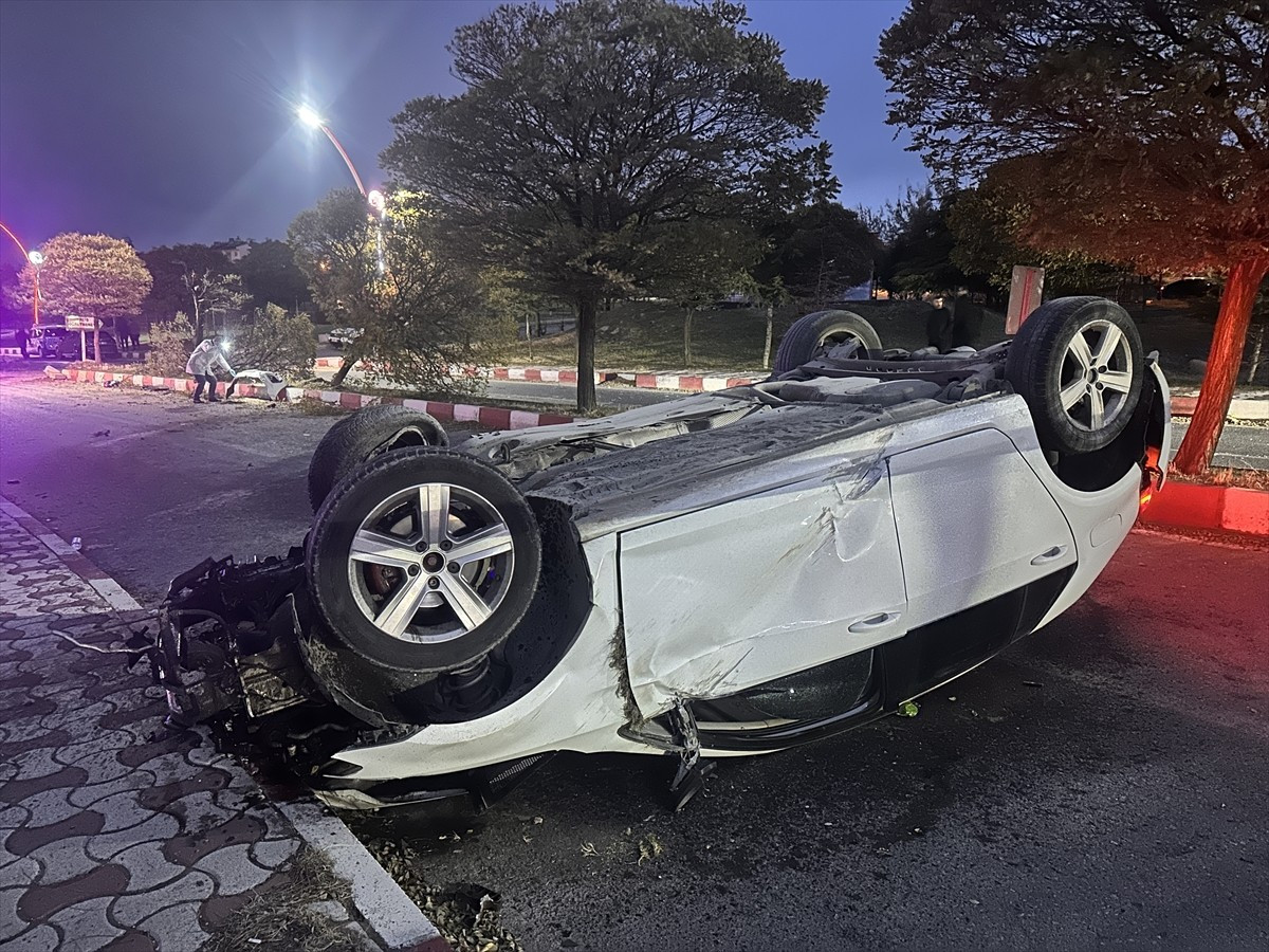 Van'ın Erciş ilçesinde takla atan otomobilin devrilmesi sonucu 3 kişi yaralandı.