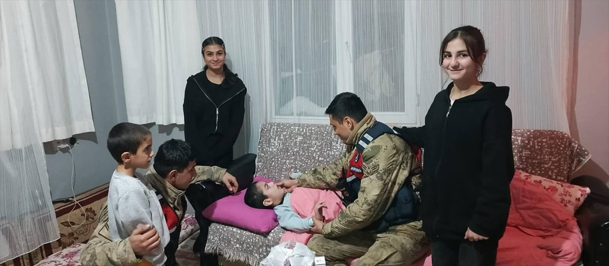 Van'ın Erciş ilçesinde yolu kar nedeniyle kapanan mahallede ilaç ve maması biten 10 yaşındaki...