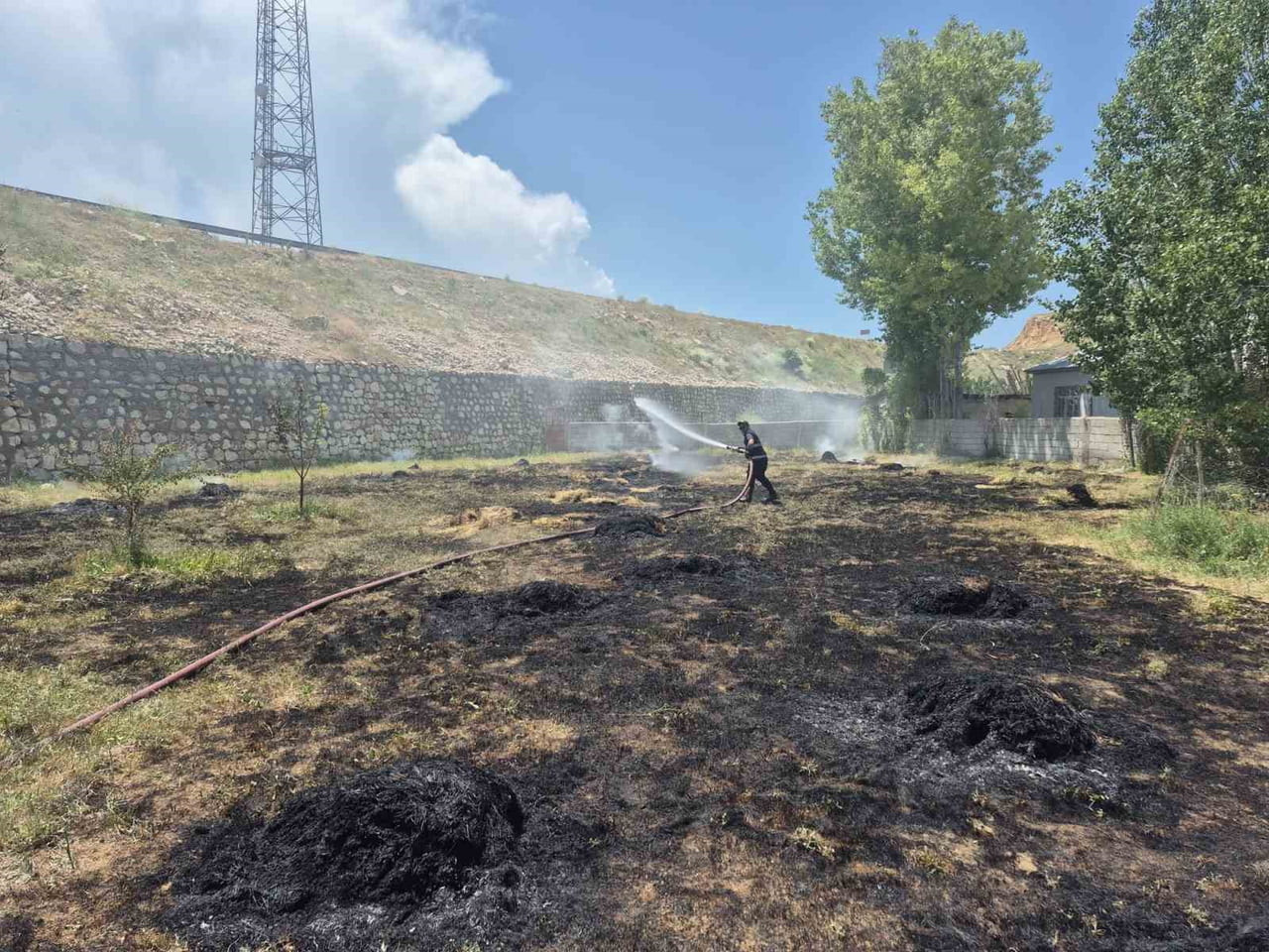 VAN'IN ERCİŞ İLÇESİNDEKİ BİR BAHÇEDE ÇIKAN YANGIN, KISA SÜRELİ BİR PANİĞE YOL AÇARKEN, İTFAİYE...