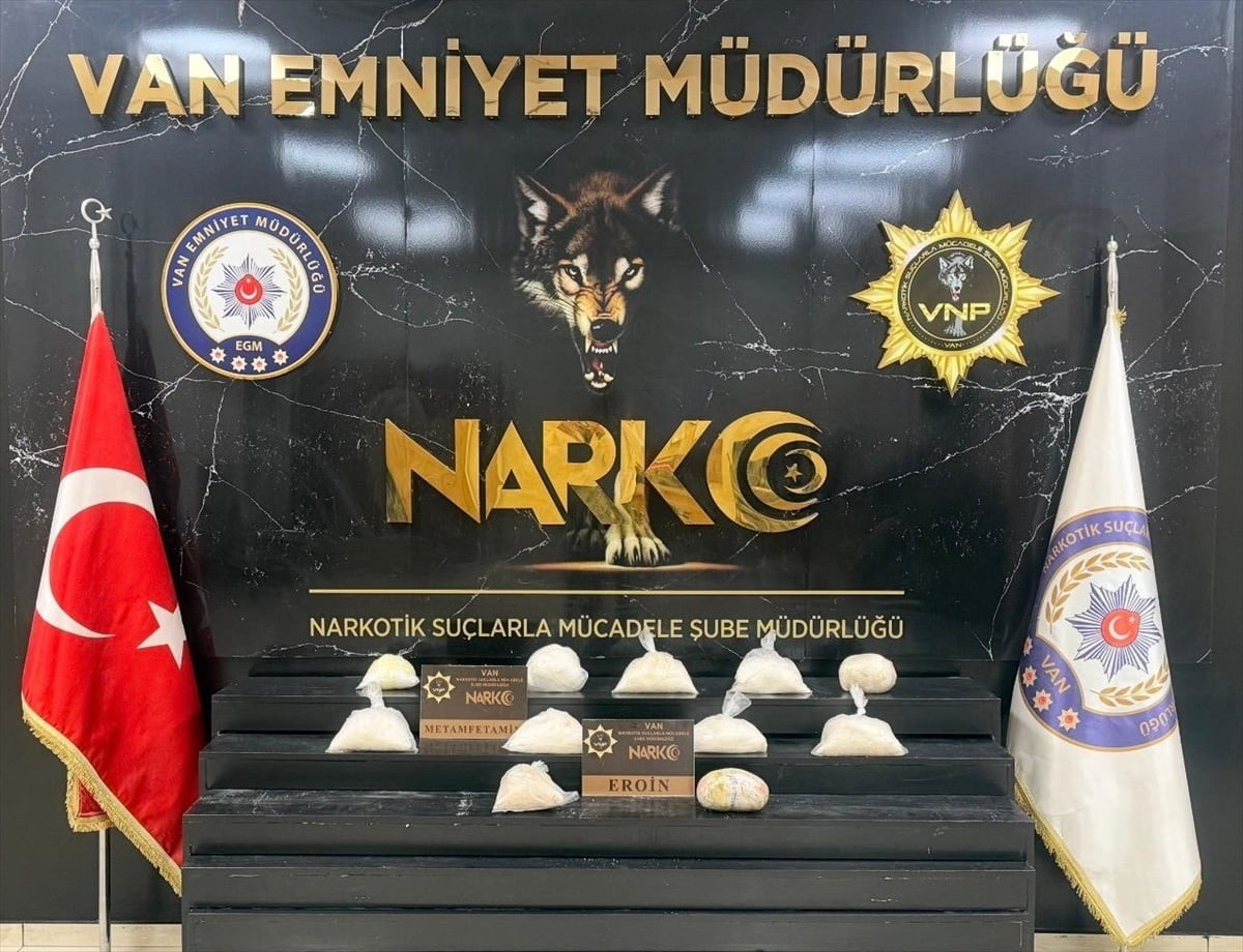 Van'ın Gevaş ilçesinde bir araçta 10 kilo 720 gram uyuşturucu ele geçirildi, 2 şüpheli gözaltına...