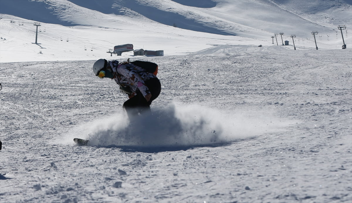 Van'ın Gevaş ilçesinde bulunan Abalı Kayak Merkezi, kar seviyesinin yeterli seviyeye ulaşmasıyla...