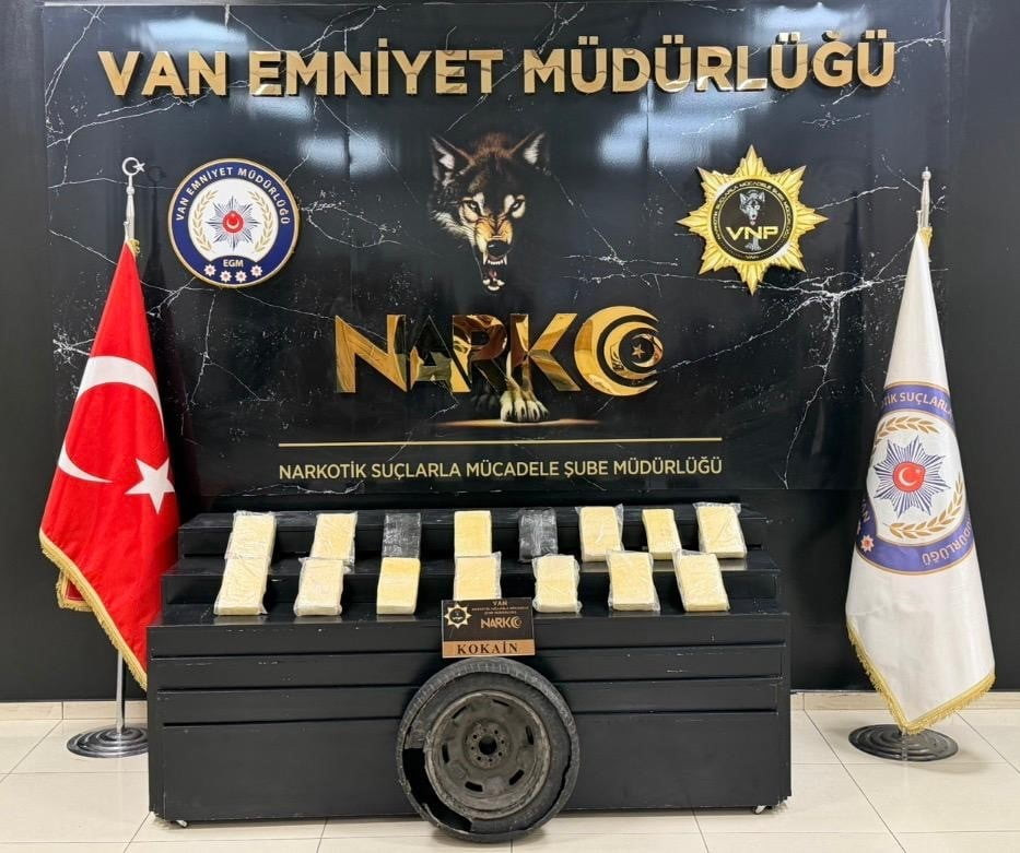 VAN'IN GEVAŞ İLÇESİNDE DURDURULAN BİR ARAÇTA YAPILAN ARAMADA 16 KİLO 260 GRAM KOKAİN ELE...