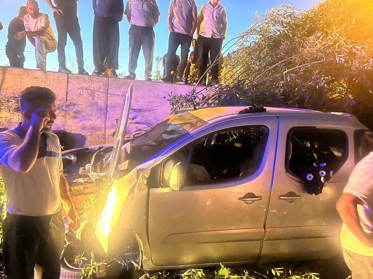 VAN'IN GEVAŞ İLÇESİNDE KAPALI KASA HAFİF TİCARİ KAMYONETİN ŞARAMPOLE YUVARLANMASI SONUCU 4 KİŞİ...