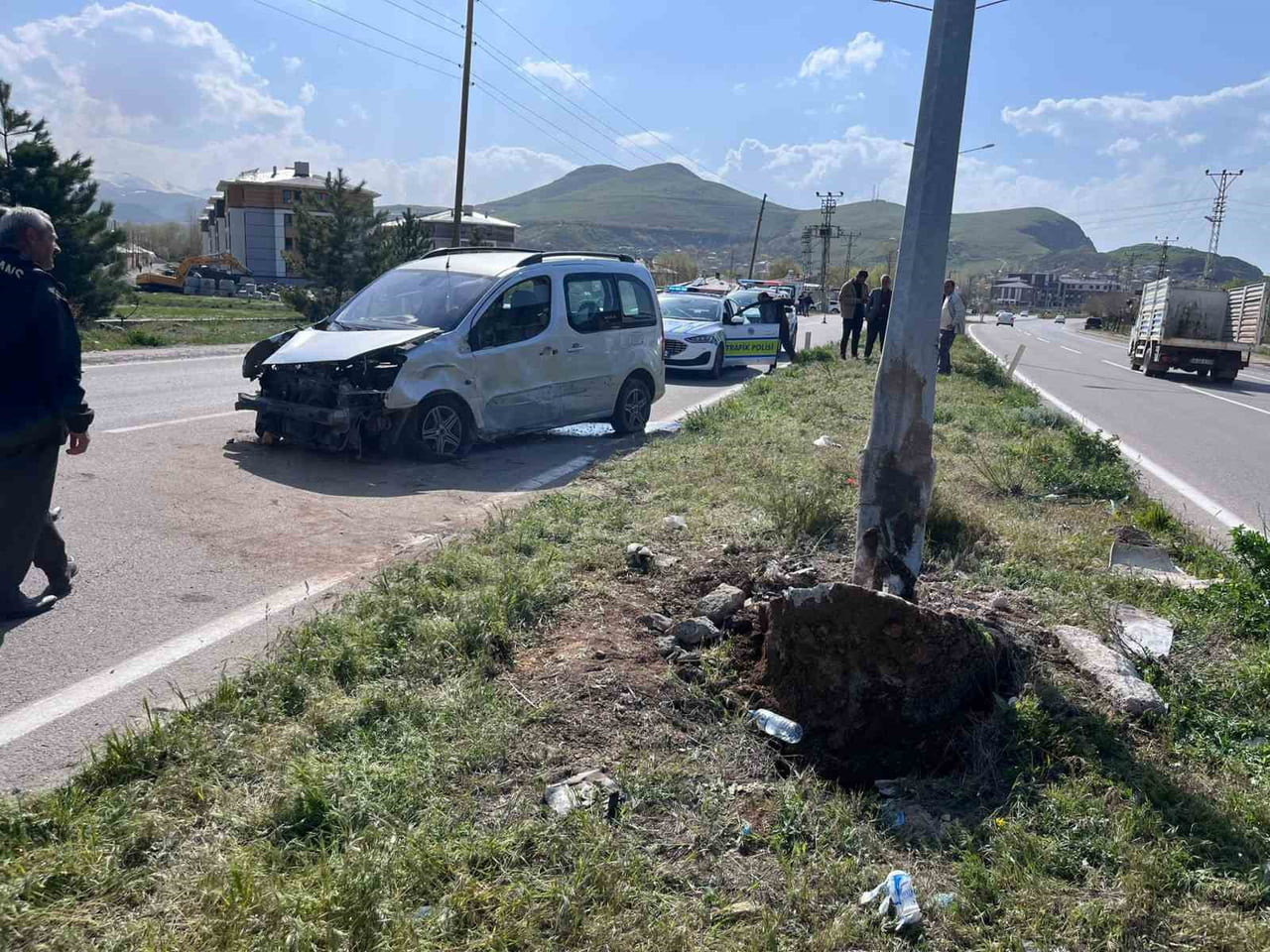 VAN'IN GEVAŞ İLÇESİNDE KAPALI KASA KAMYONETİN AYDINLATMA DİREĞİNE ÇARPMASI SONUCU MEYDANA GELEN...