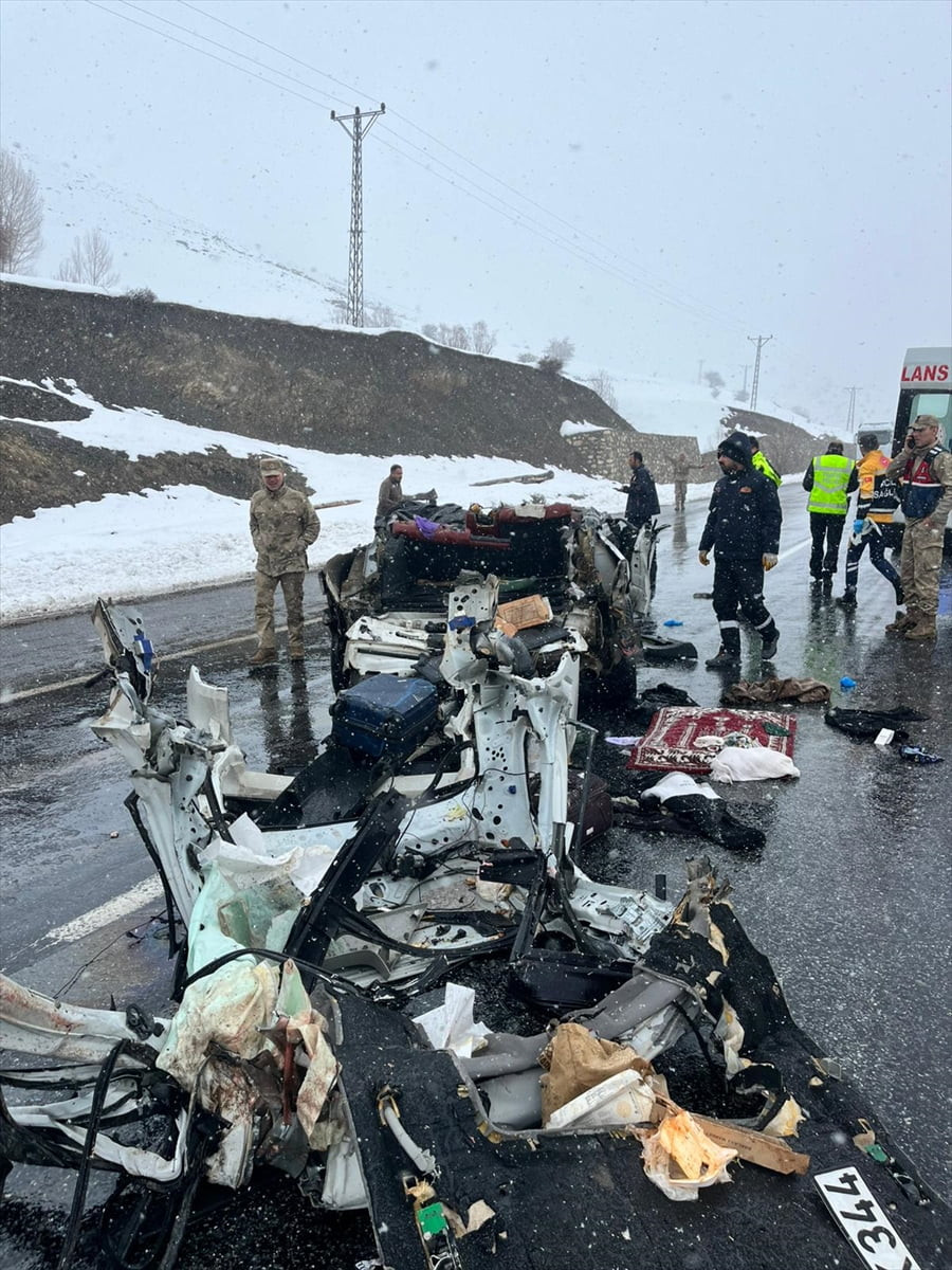 Van'ın Gevaş ilçesinde otomobil ile tırın çarpışması sonucu 2 kişi öldü, 3 kişi...