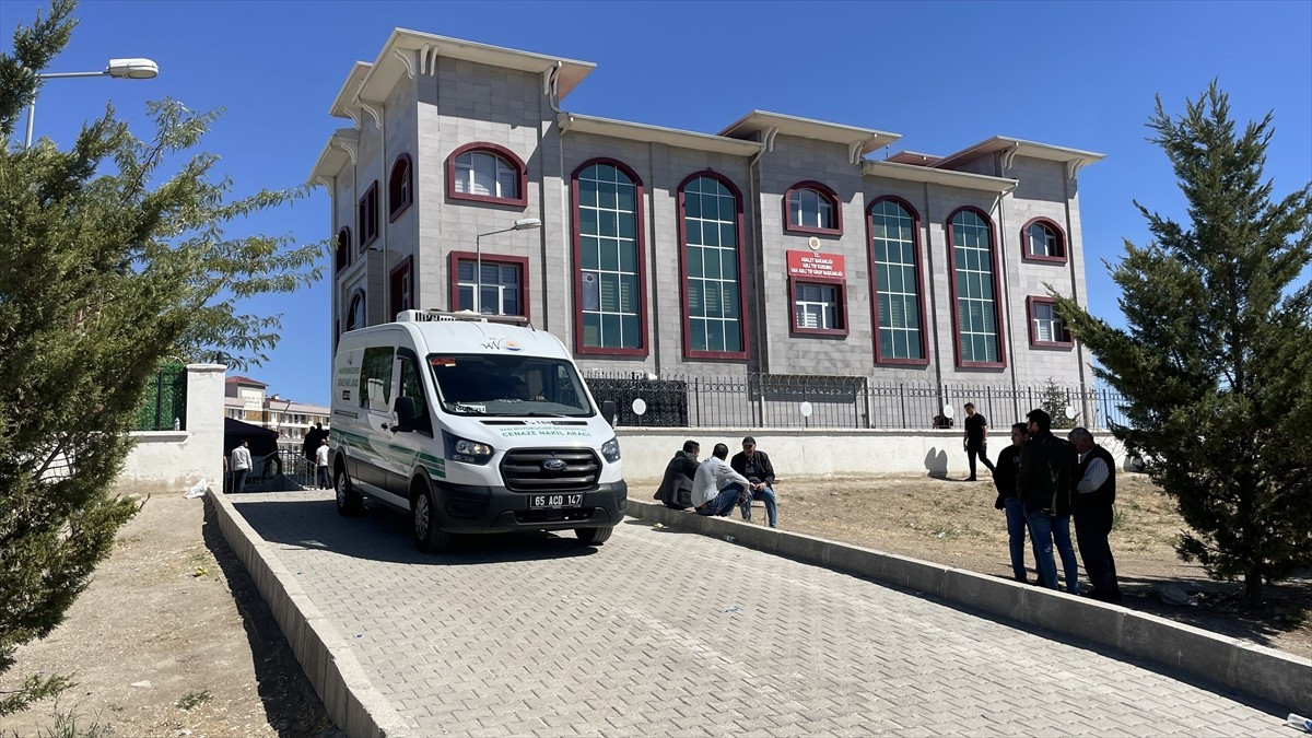 Van'ın Gürpınar ilçesinde silahlı saldırıda öldürülen anne ve iki oğlunun cenazeleri, toprağa...