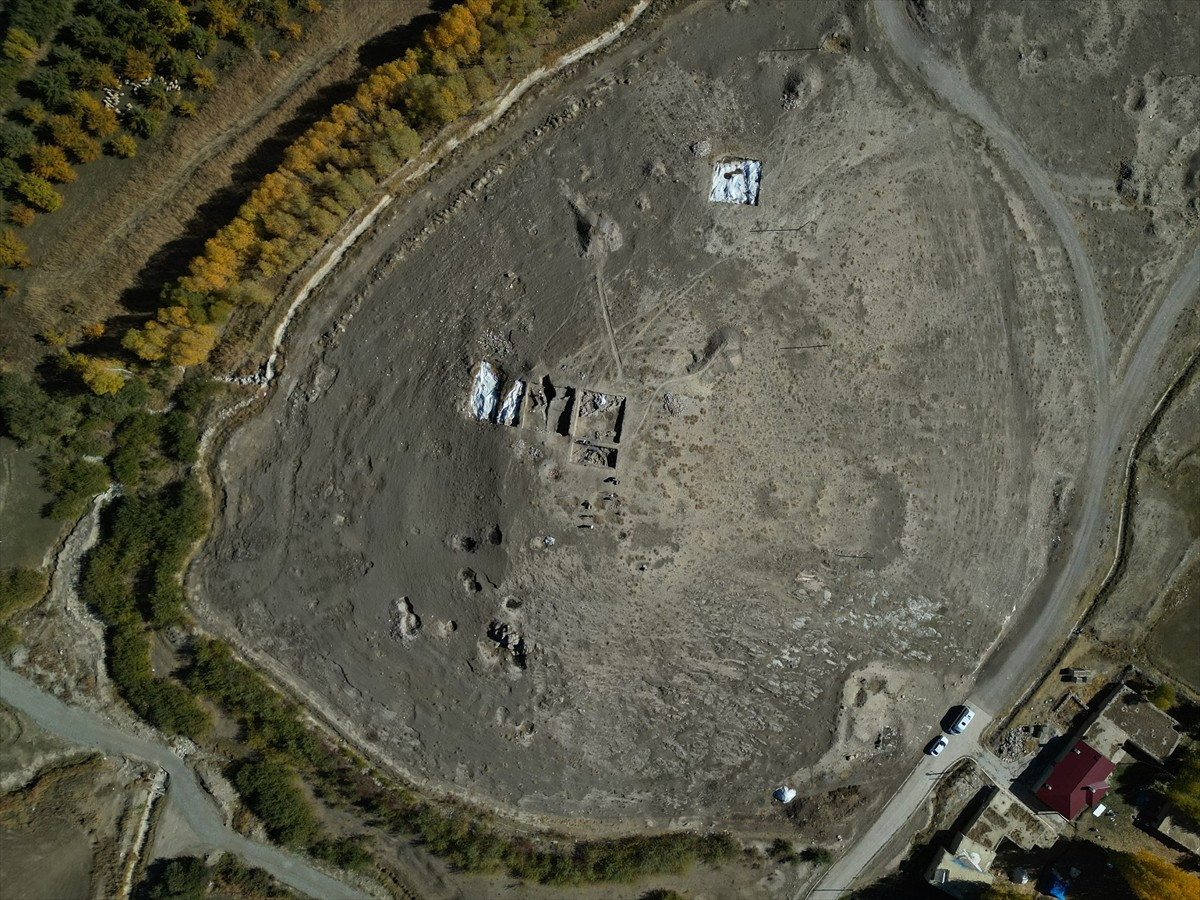 Van'ın Gürpınar ilçesindeki İremir Höyüğü'nde yürütülen kazı çalışmalarında yaklaşık 5 bin yıllık...