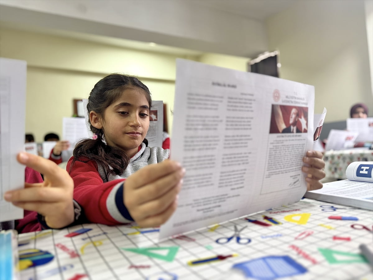 Van'ın Gürpınar ilçesindeki mezrada üç yıl boyunca "okulun tek öğrencisi" olarak eğitim gören 10...