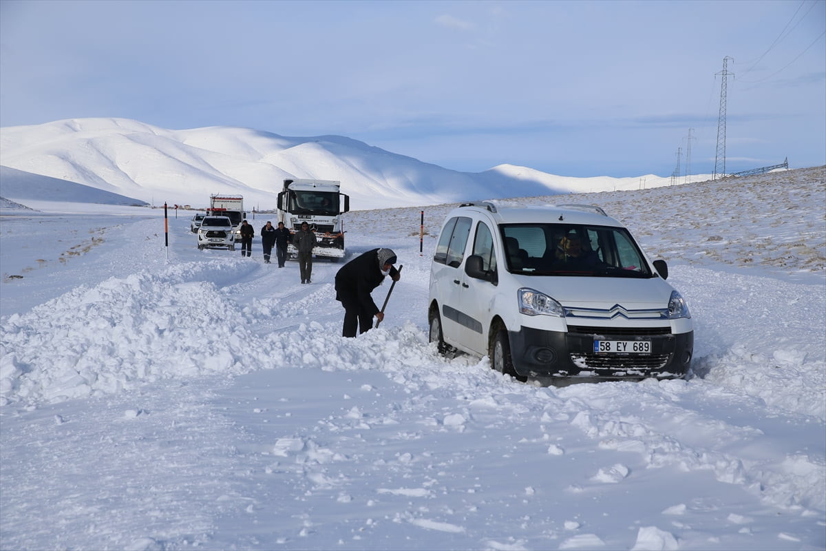 Van'ın Gürpınar ilçesinin Kırkgeçit Mahallesi yolunda yoğun tipi nedeniyle kapanan yolda araçlar...