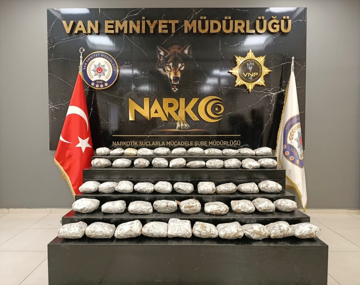 Van'ın İpekyolu ilçesinde 19 kilo 660 gram skunk ele geçirildi, gözaltına alınan 1 şüpheli...