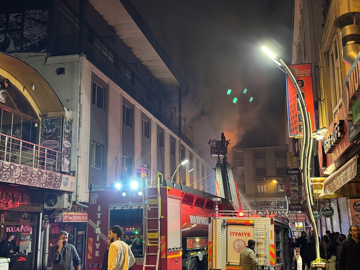  Van'ın İpekyolu ilçesinde 6 katlı otelin arka kısmındaki 3 katlı bölümde çıkan yangın itfaiye...