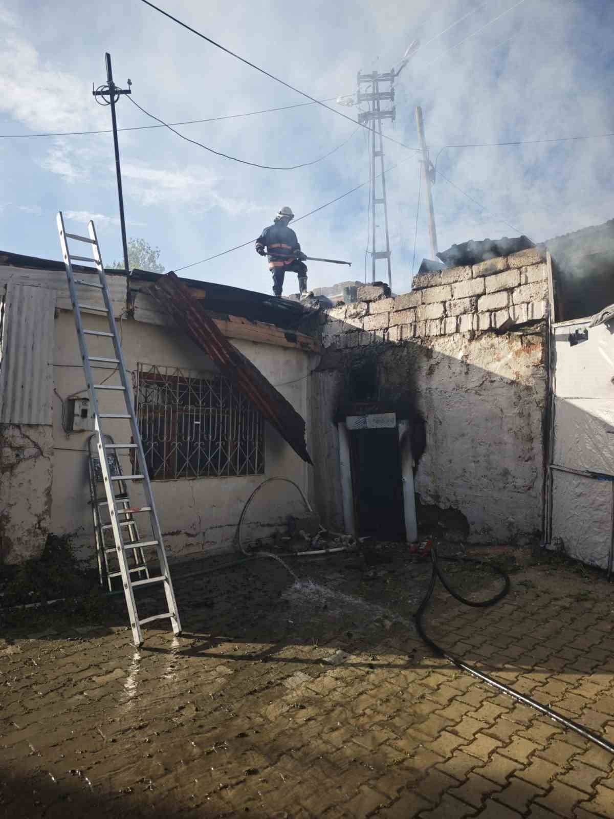 VAN'IN İPEKYOLU İLÇESİNDE BİR ODUNLUKTA ÇIKAN YANGIN İTFAİYE EKİPLERİ TARAFINDAN...