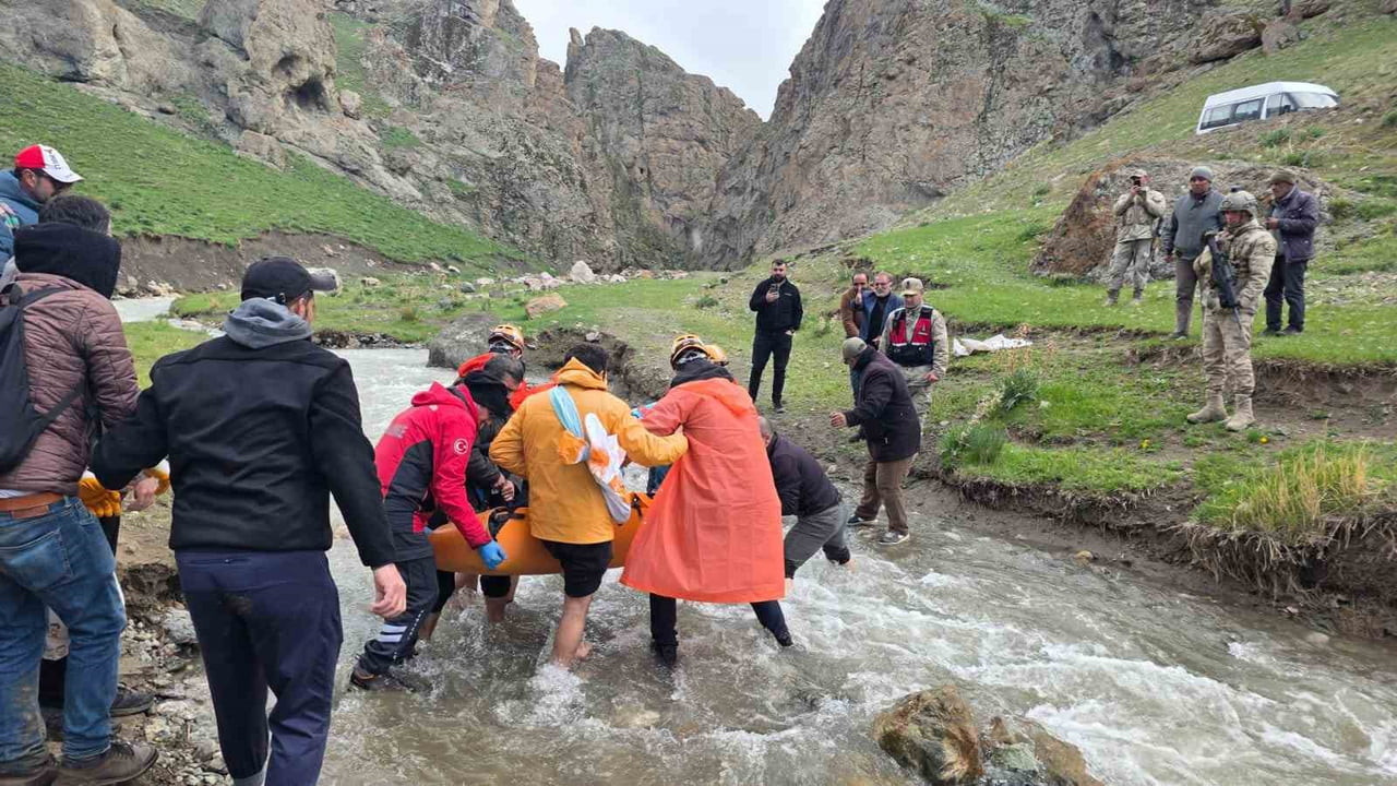 VAN'IN İPEKYOLU İLÇESİNDE DAĞLIK ALANDA YÜRÜYÜŞ YAPTIĞI SIRADA DÜŞEREK AYAĞINI BURKAN VE MAHSUR...