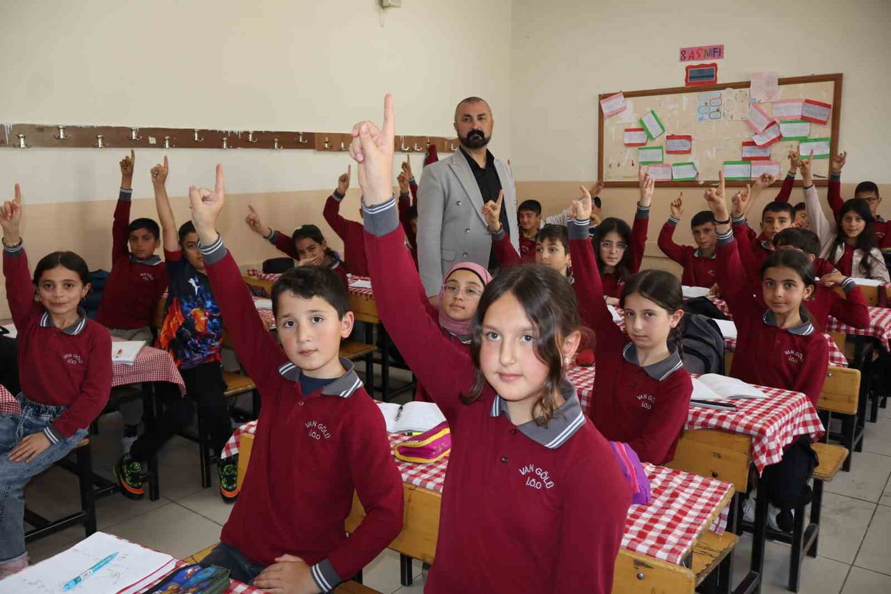 VAN'IN İPEKYOLU İLÇESİNDEKİ VAN GÖLÜ İLKOKULU ÖĞRENCİLERİ, 114 ÜLKEDEN 7 MİLYONDAN FAZLA...