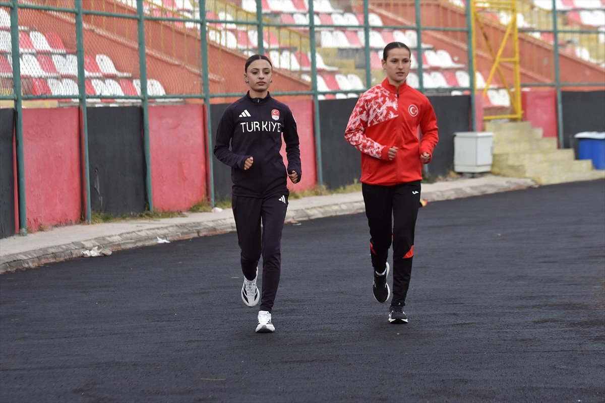 Van'ın milli atletleri Edibe Yağız (solda) ve Havva Efe (sağda), Portekiz'de düzenlenecek Avrupa...