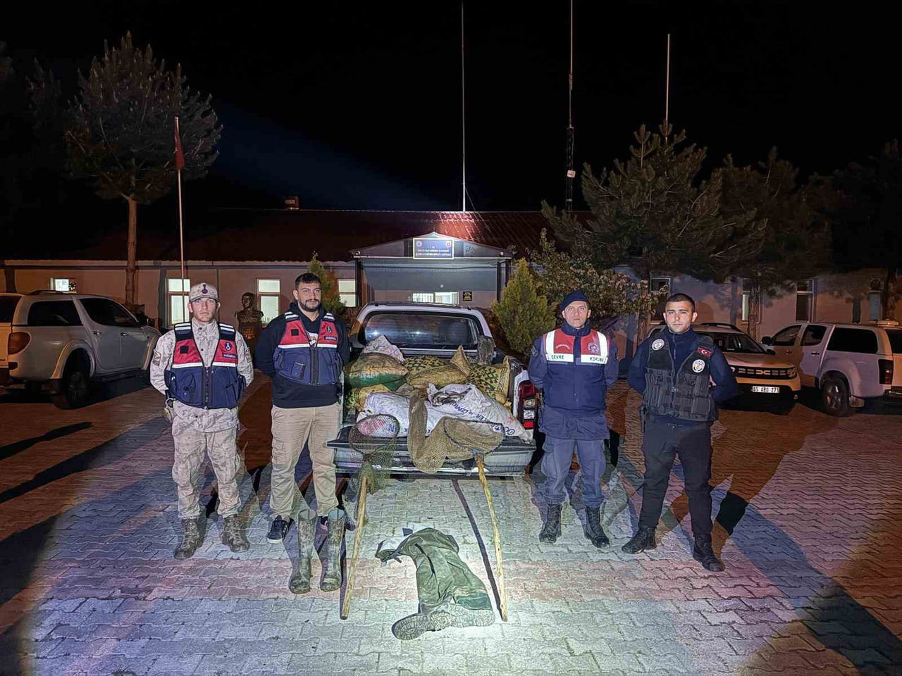 VAN'IN MURADİYE İLÇESİNDE JANDARMA EKİPLERİNCE DÜZENLENEN DENETİMLERDE, KAÇAK AVLANDIĞI BELİRLENEN...