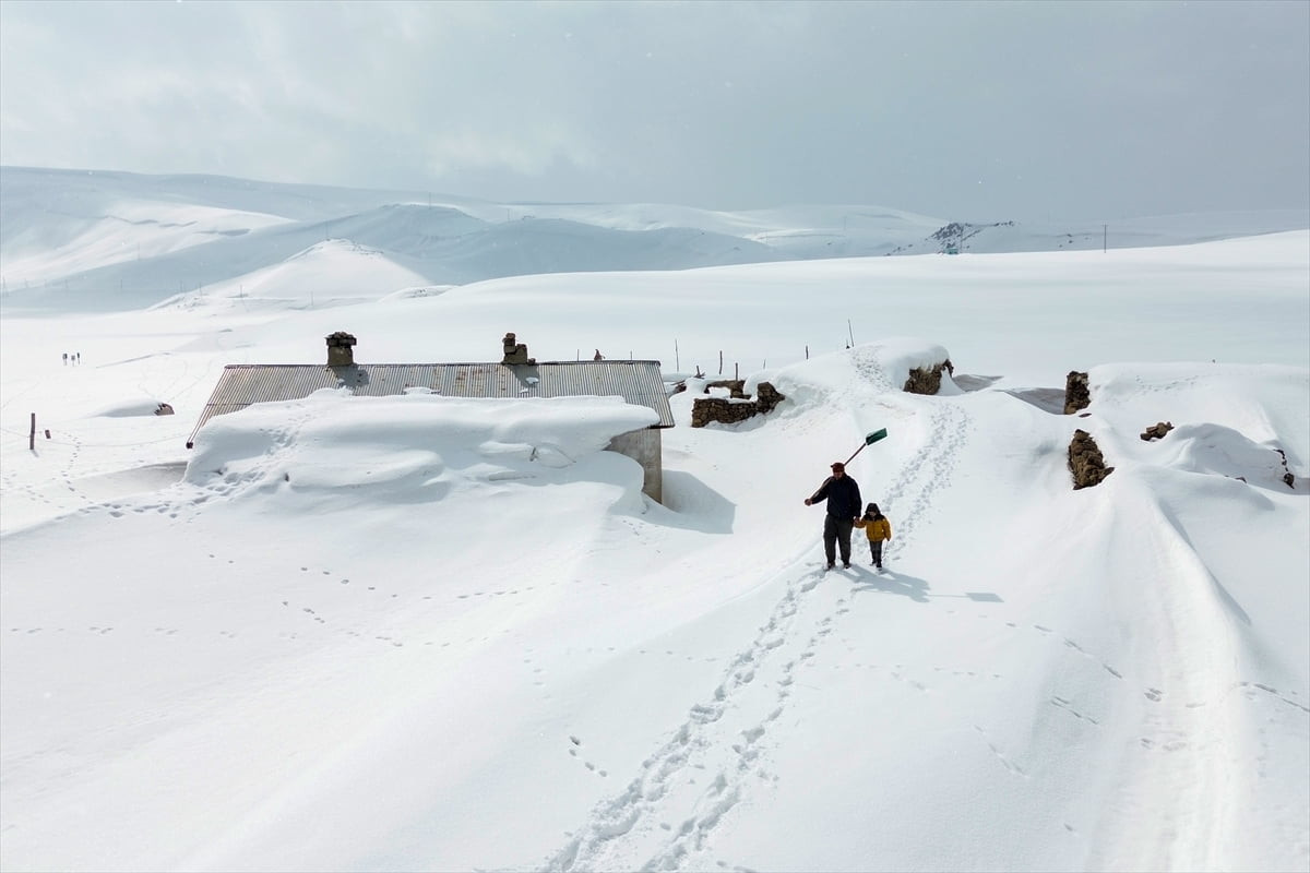 Van'ın Muradiye ilçesinde olumsuz hava koşulları nedeniyle kışın boşalan kırsal mahalleyi...