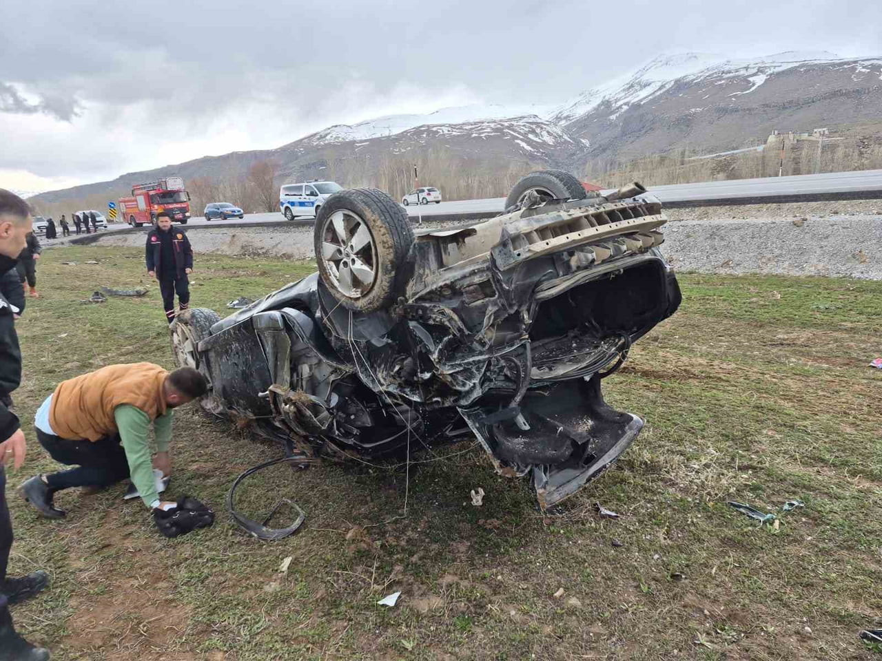 VAN'IN MURADİYE İLÇESİNDE OTOMOBİLİN TAKLA ATMASI SONUCU MEYDANA GELEN TRAFİK KAZASINDA 3 KİŞİ DE...